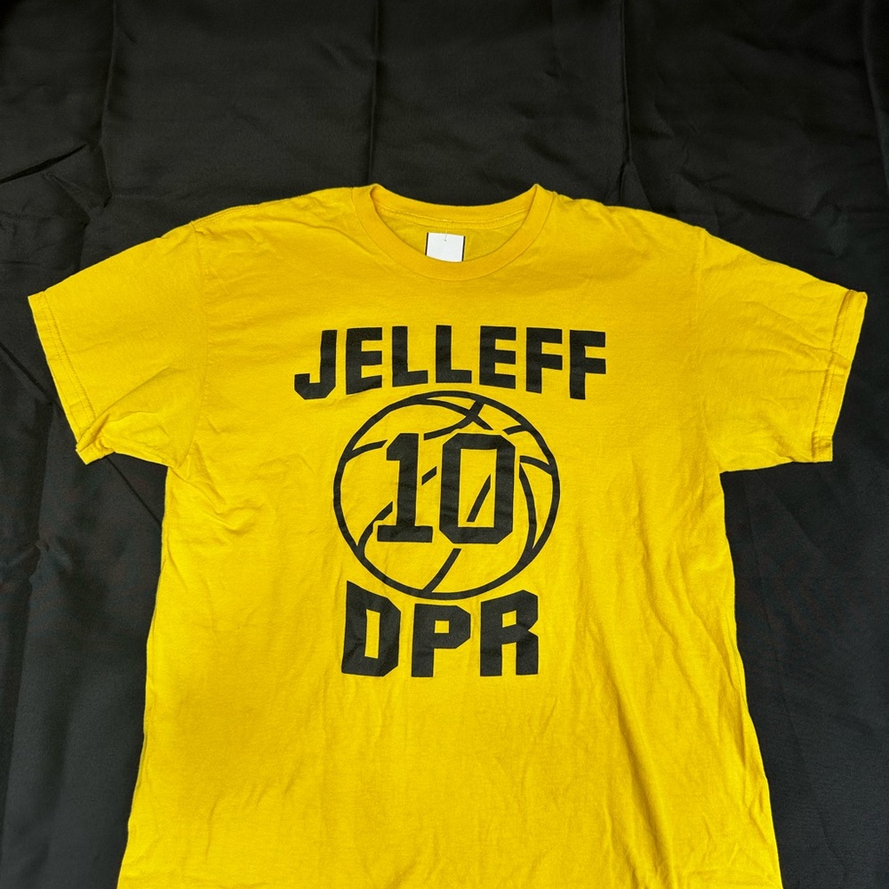 Vintage Yellow Graphic T-Shirt size Small